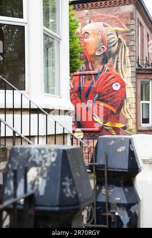 Ein Wandgemälde von Missy Bo Kearns des FC Liverpool, das die Trophäe der Frauenmeisterschaft hebt, auf der Seite eines Hauses in der Tancred Road, Anfield, von Paul Curtis. Stockfoto