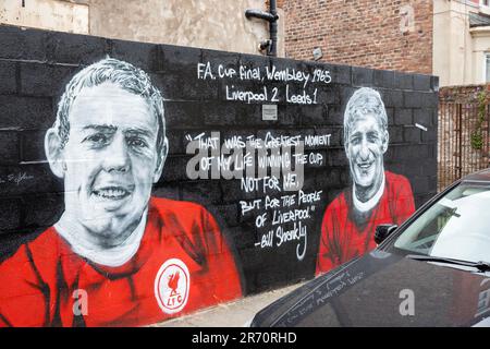 Wandgemälde zum Gedenken an Ian St John, Roger Hunt und das FA Cup-Finale 1965 (Liverpool gegen Leeds) an einer Wand an der Sybil Road, Anfield, Liverpool. Wandgemälde von MurWalls. Stockfoto