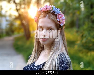 Porträt einer hübschen, süßen Frau Stockfoto