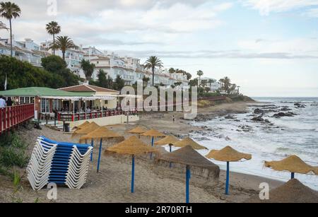 Holzsteg, Gehweg, Strandpromenade, Strände der Costa Del Sol, La Cala, Andalusien, Spanien verbinden. Stockfoto