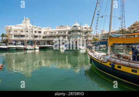 Yachten und Segelboote in luxuriöser Marina, Hafen, Benalmadena, Costa del Sol, Malaga, Spanien. Stockfoto