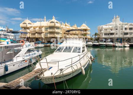 Yachten und Segelboote in luxuriöser Marina, Hafen, Benalmadena, Costa del Sol, Malaga, Spanien. Stockfoto