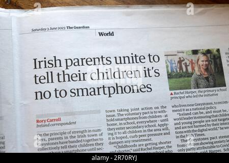 „Irische Eltern versammeln sich, um ihren Kindern zu sagen, dass es kein Smartphone ist.“ die Schlagzeile der Zeitung Guardian Greystones Ireland Artikel 2. Juni 2023 London UK Stockfoto