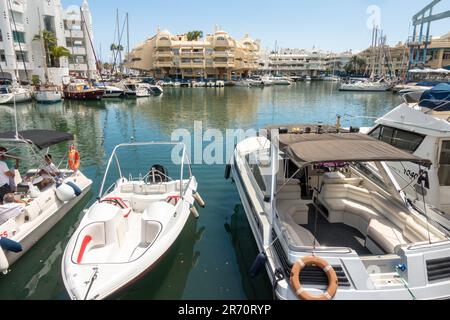 Yachten und Segelboote in luxuriöser Marina, Hafen, Benalmadena, Costa del Sol, Malaga, Spanien. Stockfoto