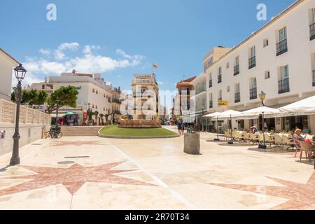 Platz an einem heißen Tag in Carihuela mit Restaurants und Bars, Torremolinos, Costa del Sol, Spanien. Stockfoto