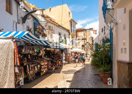 Verwinkelte Straßen mit Souvenirläden in der Altstadt von Torremolinos, Costa del Sol, Andalusien, Spanien. Stockfoto