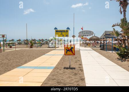 Strandresort mit Schild No dogs, La Carihuela, Costa del sol, Spanien. Stockfoto