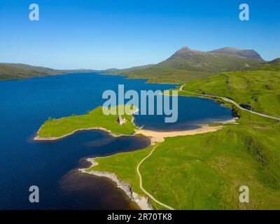 Luftaufnahme von der Drohne des Ardvreck Castle auf der North Coast 500 Route in Loch Assynt, Scottish Highlands, Schottland, Großbritannien Stockfoto