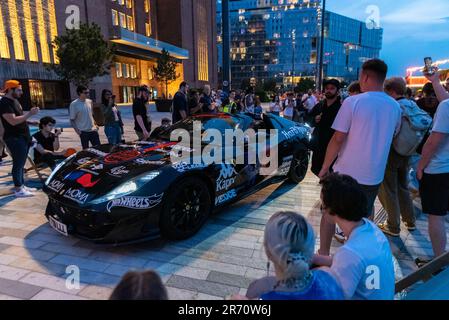 Gumball 3000 Supercar-Rallye mit Besuch des wiederentwickelten Battersea Power Station, London. Ein teures Auto ist für Autofans ausgestellt. Ferrari 812 Superschnell Stockfoto