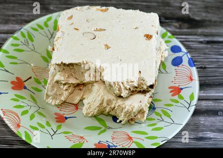 Traditionelle Tahini-Halva mit Mandeln oder Halawa Tahiniya, die Hauptzutaten dieser Konfektion sind Sesambutter oder -Paste (Tahini) und Zucker, g. Stockfoto