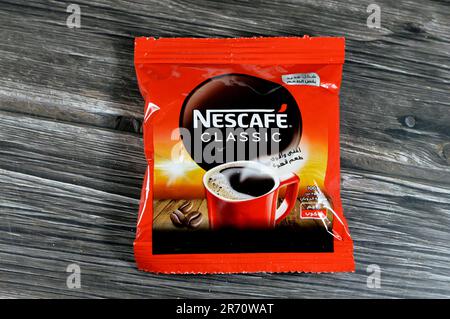 Kairo, Ägypten, Juni 10 2023: Nescafe classic Sachet, Nescafé ist eine Kaffeemarke von Nestlé, einem weltweiten Instantkaffee, der normalerweise zum Frühstück eingenommen wird Stockfoto