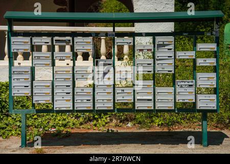 Verschiedene farbige Briefkästen am Straßenrand Stockfoto