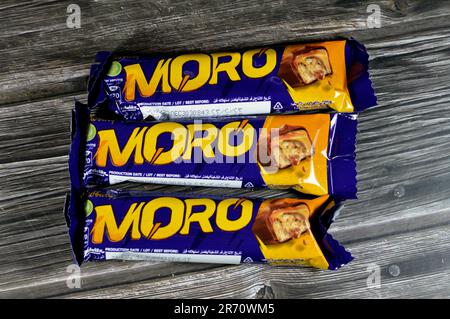 Kairo, Ägypten, Juni 10 2023: Cadbury Moro Chocolate Caramel Bar, eine köstliche Mischung aus knusprigen Erdnüssen, süßem Karamell und einem cremigen Zentrum alles bestrichen i Stockfoto