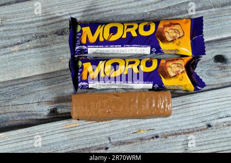 Kairo, Ägypten, Juni 10 2023: Cadbury Moro Chocolate Caramel Bar, eine köstliche Mischung aus knusprigen Erdnüssen, süßem Karamell und einem cremigen Zentrum alles bestrichen i Stockfoto