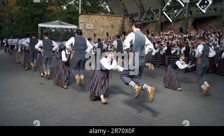 Dobele, Lettland - 27. Mai 2023. Die fröhlichen jungen Tänzer beim XXVII Nationwide Lettisch Song and XVII Dance Festival Stockfoto