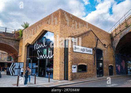 London, Vereinigtes Königreich - 6. Juni 2023: Der unabhängige Designer-Bekleidungsgeschäft von Paul Smith in Borough Yards, Southwark, London. Strumpfhose für Herren und Damen Stockfoto