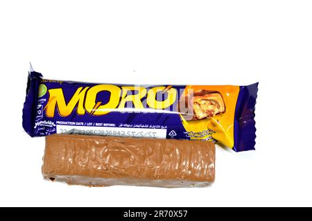 Kairo, Ägypten, Juni 10 2023: Cadbury Moro Chocolate Caramel Bar, eine köstliche Mischung aus knusprigen Erdnüssen, süßem Karamell und einem cremigen Zentrum alles bestrichen i Stockfoto