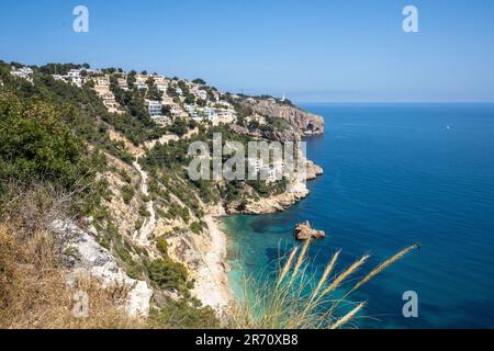 Blick auf die Küste von Cova dels Òrguens in Spanien Stockfoto