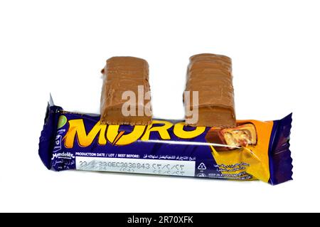 Kairo, Ägypten, Juni 10 2023: Cadbury Moro Chocolate Caramel Bar, eine köstliche Mischung aus knusprigen Erdnüssen, süßem Karamell und einem cremigen Zentrum alles bestrichen i Stockfoto