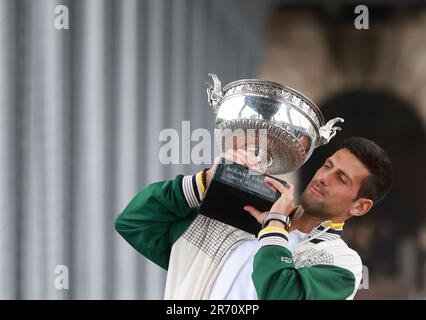 Paris, Frankreich. 12. Juni 2023. Novak Djokovic von Serbien posiert bei einem Fotoanruf einen Tag nach dem Sieg des Finales der Männer-Singles beim French Open-Tennisturnier in Paris, Frankreich, am 12. Juni 2023. Kredit: Gao Jing/Xinhua/Alamy Live News Stockfoto