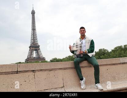 Paris, Frankreich. 12. Juni 2023. Novak Djokovic von Serbien posiert bei einem Fotoanruf einen Tag nach dem Sieg des Finales der Männer-Singles beim French Open-Tennisturnier in Paris, Frankreich, am 12. Juni 2023. Kredit: Gao Jing/Xinhua/Alamy Live News Stockfoto