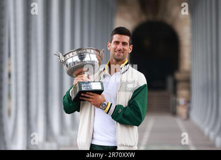 Paris, Frankreich. 12. Juni 2023. Novak Djokovic von Serbien posiert bei einem Fotoanruf einen Tag nach dem Sieg des Finales der Männer-Singles beim French Open-Tennisturnier in Paris, Frankreich, am 12. Juni 2023. Kredit: Gao Jing/Xinhua/Alamy Live News Stockfoto