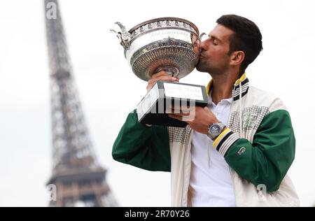 Paris, Frankreich. 12. Juni 2023. Novak Djokovic aus Serbien küsst die Musketier-Trophäe bei einem Fotoanruf einen Tag, nachdem er das Finale der Männer-Singles beim French Open-Tennisturnier in Paris, Frankreich, am 12. Juni 2023 gewonnen hat. Kredit: Gao Jing/Xinhua/Alamy Live News Stockfoto
