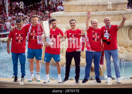 Sevilla, Spanien. 01., Juni 2023. (L-R) Cheftrainer Jose Luis Mendilibar, Ivan Rakitic, Jesus Navas, (unbekannt), Präsident Jose Castro und Sportdirektor Monchi vom FC Sevilla, der mit den Fans nach dem siebenten Finale der UEFA Europa League gemeinsam gefeiert hat. (Foto: Gonzales Photo - Jesus Ruiz Medina). Stockfoto