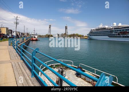 Port Colborne Clarence Street Vertical Lift Bridge Ontario Canada Bekannt Als Bridge 21 Am Welland Canal Ontario Canada Port Colborne Harbour Viking Stockfoto