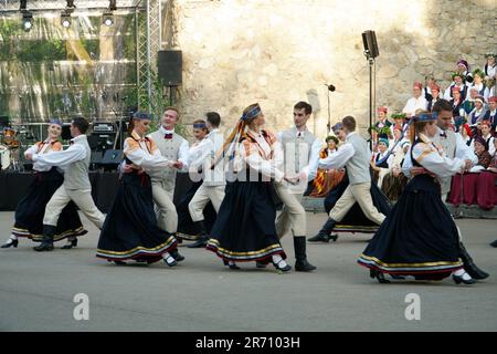 Dobele, Lettland - 27. Mai 2023. Folkloristische Tanzkultur mit wunderschönen Tänzern in Paaren beim XXVII Nationwide Lettischen Song und XVII Dance Fe Stockfoto