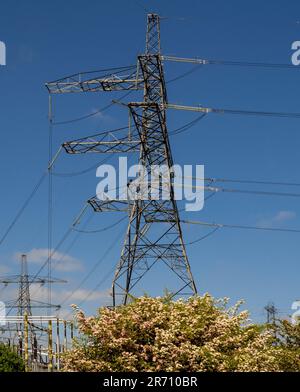 Pylonen an der National Grid Salthome Substation vor blauem Himmel gesehen. Stockfoto