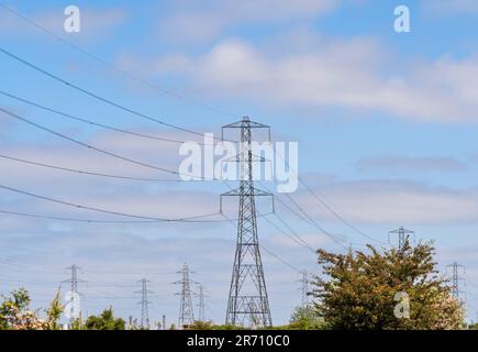 Strommasten und Überlandleitungen im Umspannwerk National Grid Salthome in Stockton-on-Tees, vor blauem Himmel gesehen. UK. Stockfoto