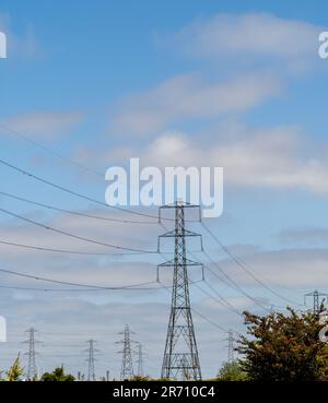 Strommasten und Überlandleitungen im Umspannwerk National Grid Salthome in Stockton-on-Tees, vor blauem Himmel gesehen. UK. Stockfoto