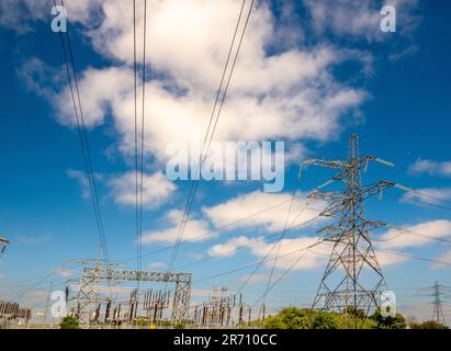 Strommasten und Überlandleitungen im Umspannwerk National Grid Salthome in Stockton-on-Tees, vor blauem Himmel gesehen. UK. Stockfoto