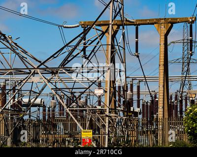 Salthome Elektrizitäts-Umspannwerk in Stockton-on-Tees, vor blauem Himmel gesehen. UK Stockfoto