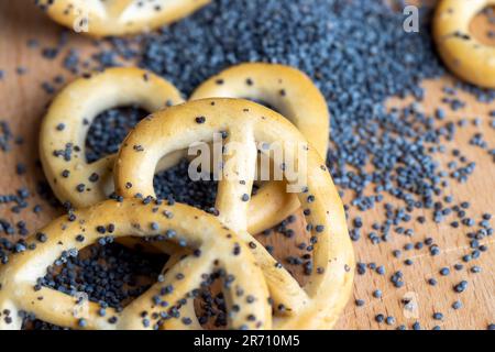 Mohnsamen mit getrockneten Bagels auf dem Tisch, traditionelle slawische Süßigkeiten für Tee oder Kaffee Stockfoto