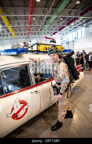 HARROGATE, GROSSBRITANNIEN - 3. JUNI 2023. Eine realistische Nachbildung des Ghostbusters Ecto-1 Wagens und Cosplay Ghostbuster auf einer Comic Con in Großbritannien Stockfoto