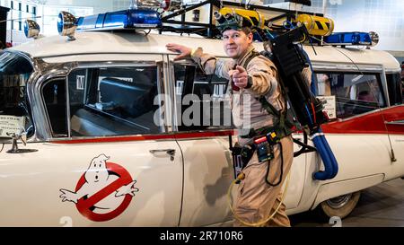 HARROGATE, GROSSBRITANNIEN - 3. JUNI 2023. Eine realistische Nachbildung des Ghostbusters Ecto-1 Wagens und Cosplay Ghostbuster auf einer Comic Con in Großbritannien Stockfoto