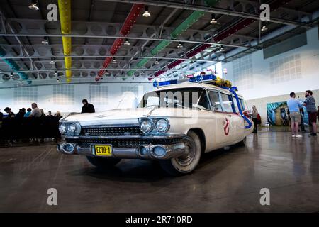 HARROGATE, GROSSBRITANNIEN - 3. JUNI 2023. Eine realistische Nachbildung des Ghostbusters Ecto-1-Autos auf einer britischen Comic Con Stockfoto