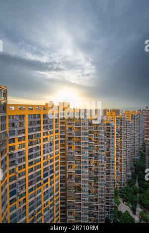 Der Sonnenaufgang beleuchtet die städtischen Wohngebäude in Chengdu. Stockfoto