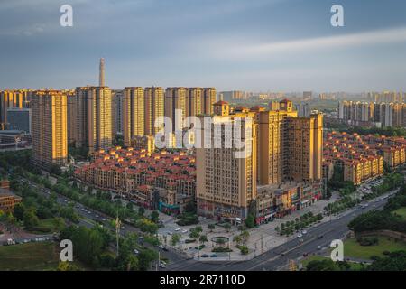 Der Sonnenaufgang beleuchtet die städtischen Wohngebäude in Chengdu. Stockfoto