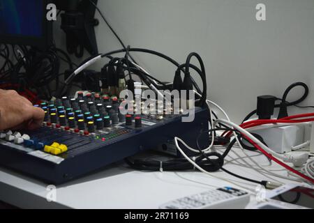 Tontisch mit der Hand des Tontechnikers zur Einstellung der Steuertasten, Brasilien, Südamerika im Zoom Foto, mit Seitenansicht Stockfoto