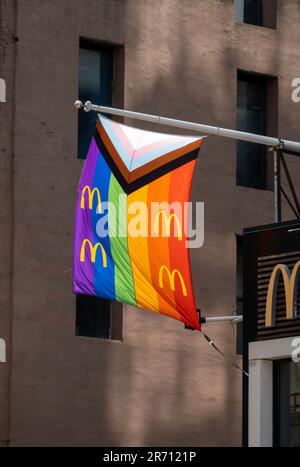 LGBTQI+ Progress Pride Flag wird in New York City, USA 2023 angezeigt Stockfoto