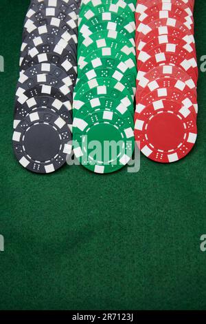 Spielmarken (Chips) auf einer grünen Tischplatte Stockfoto