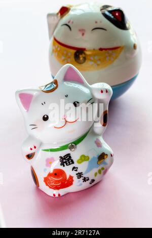 Maneki Neko, Glückskatzen-Figuren Stockfoto