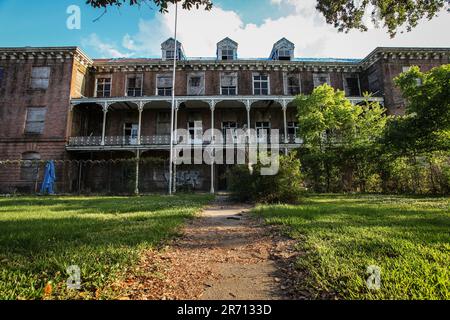 Peggy Fulford hat einen Arzt reingelegt, dass sie ein Pflegeheim in dem verlassenen Gebäude einrichten würden. NEW ORLEANS, USA. MEDIA TROMMEL WORLD+44 (0) 333 321 1546 Stockfoto