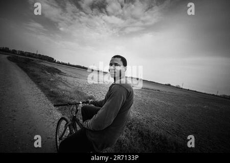 Italien. Sant'Angelo Lomellina. Flüchtlingscenter. Radfahren Stockfoto