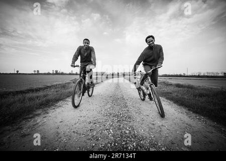 Italien. Sant'Angelo Lomellina. Flüchtlingscenter. Radfahren Stockfoto