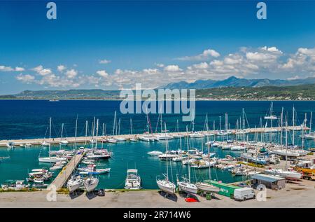 Boote in der Marina, Navarino Bay in Pylos, Peloponnes Halbinsel, Peloponnes Region, Griechenland Stockfoto