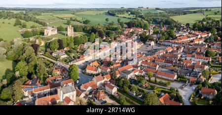 HELMSLEY CASTLE, NORTH YORKSHIRE, GROSSBRITANNIEN - 29. MAI 2023. Panoramablick auf Helmsley Castle und die Stadt mit der umliegenden Landschaft der North Yorkshire Moors Stockfoto